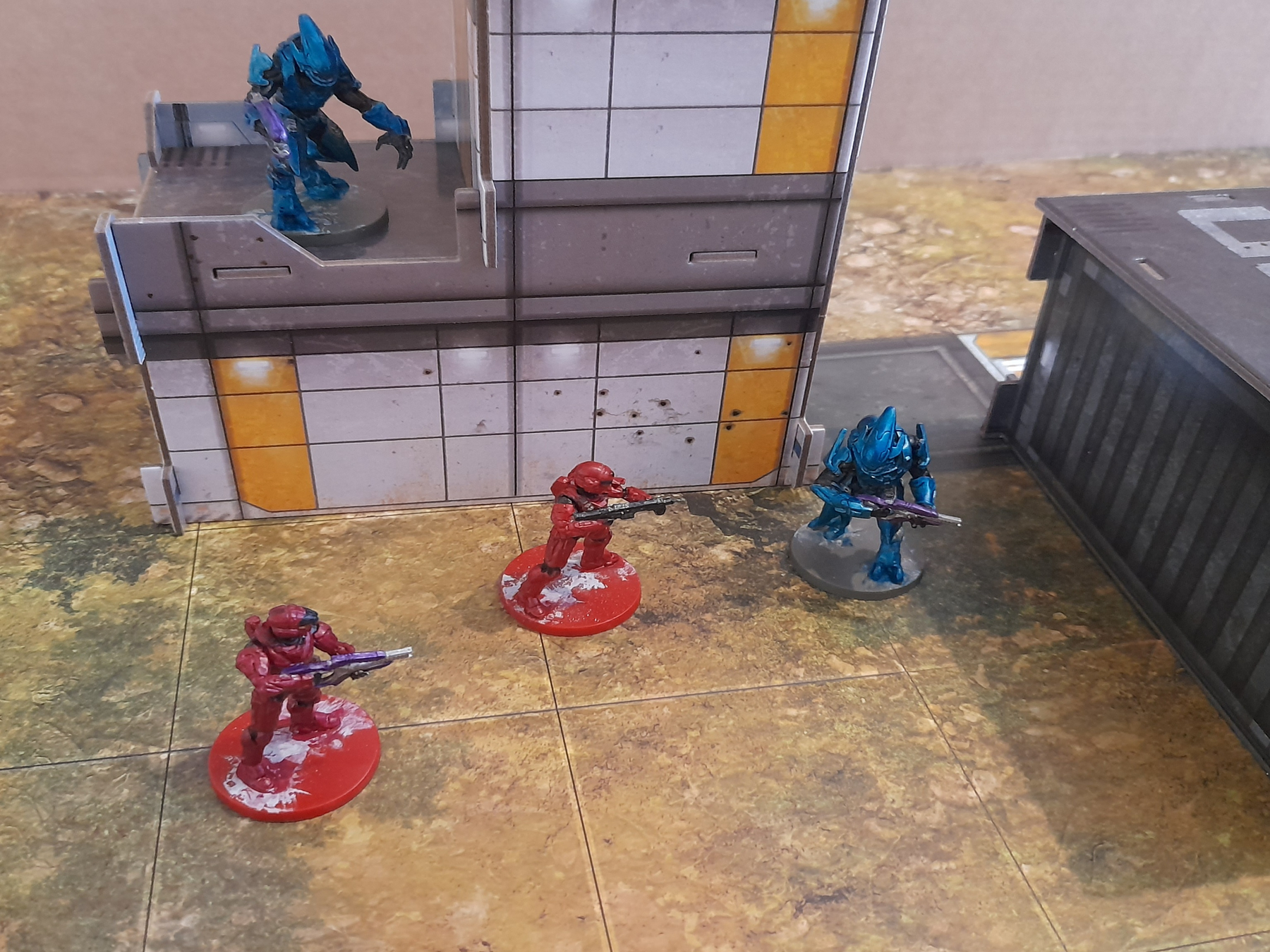 Elites and Spartans clashing into the Halo: Flashpoint miniatures game