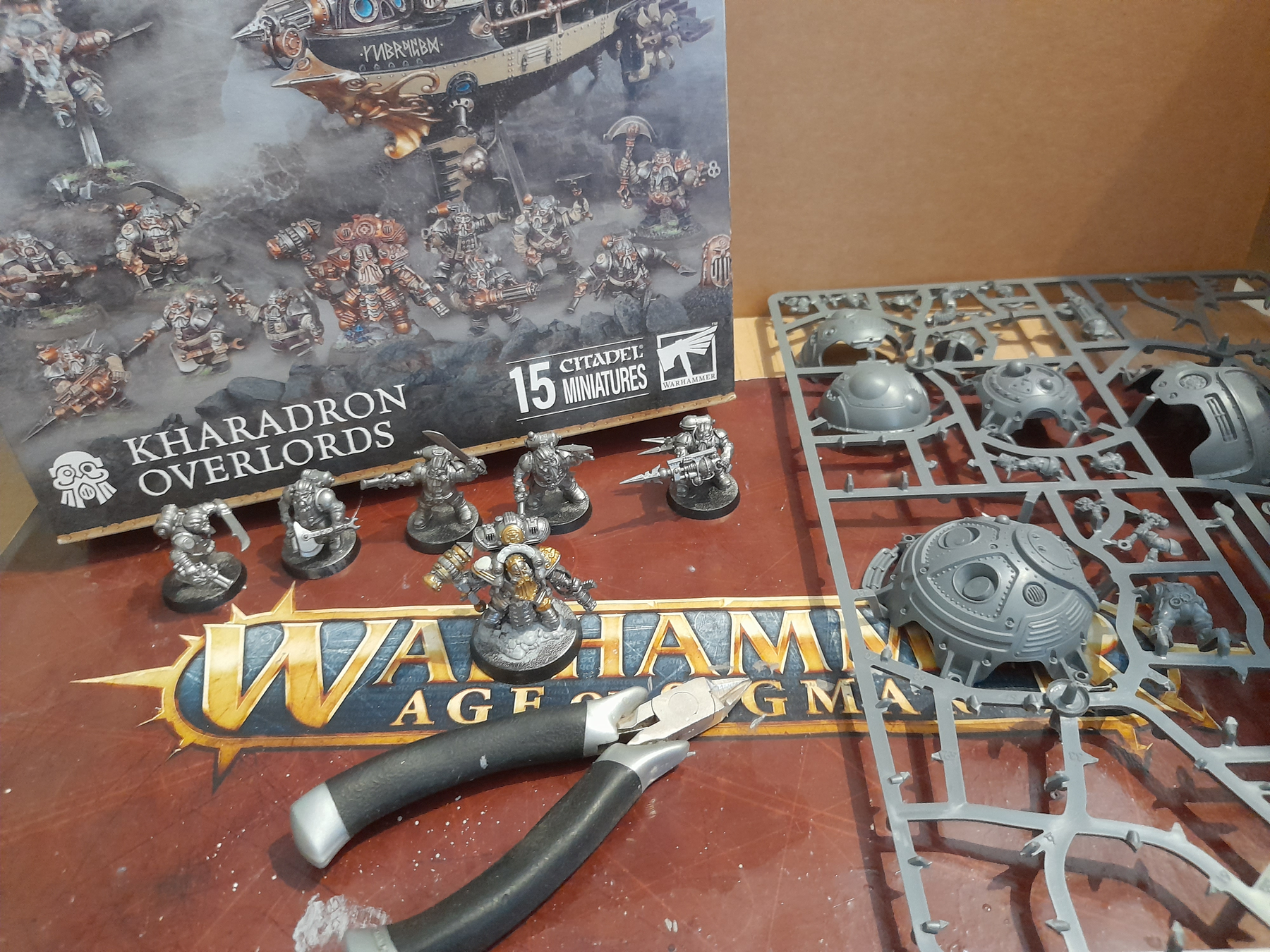 Several unpainted Age of Sigmar Models, their box, a Sprue and somne clippers