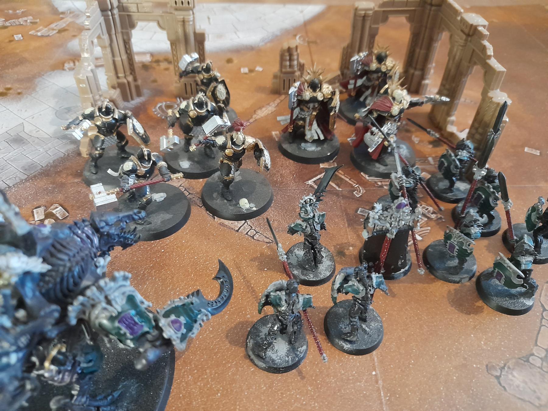 Stormcast Eteranals battling Ossiarch Bonereapers from Warhammer: Age of Sigmar